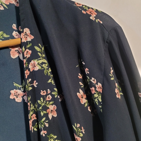 Olivaceous Lightweight Boho Navy Floral Batwing Kimono Size Small - Picture 5 of 6